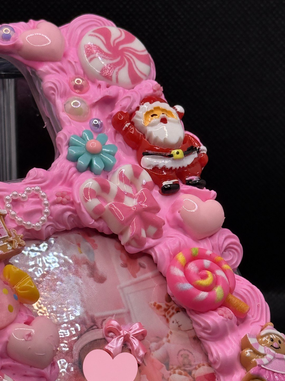Un recuerdo en rosa — detalle de carcasa hecha por Nolai Deco; rostro oculto por privacidad
